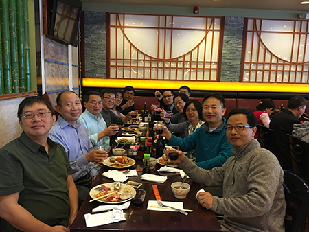 下屆SAPA會(huì)長(zhǎng)劉建博士（左），美迪西新澤西客戶總監(jiān)王建鋒博士（右5）等專家舉杯慶佳節(jié)