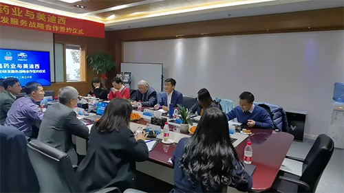 力鑫藥業(yè)董事長(zhǎng)&總經(jīng)理高悅譯、副總經(jīng)理張倩、首席技術(shù)官陳成斌、研發(fā)商務(wù)總監(jiān)劉恩桂、總經(jīng)辦主任張夢(mèng)晗