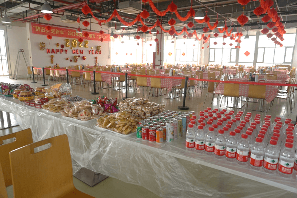 美迪西還為伙伴們準(zhǔn)備了水果、零食、飲料等